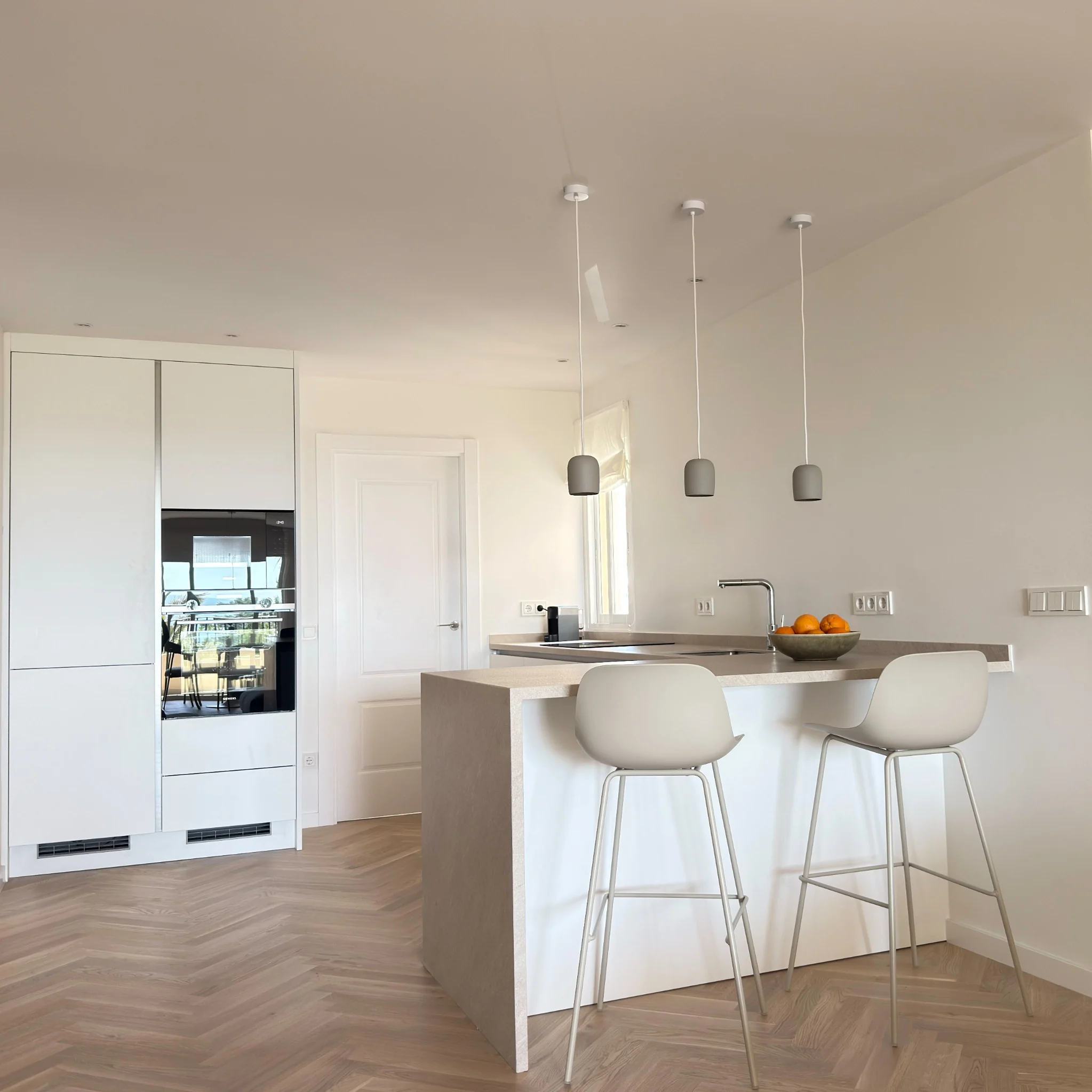 Contemporary white kitchen with breakfast seating